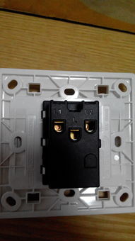 二位大蹺板單極開關這種雙控開關怎么接線 想接2盞燈分別廚房,衛生間